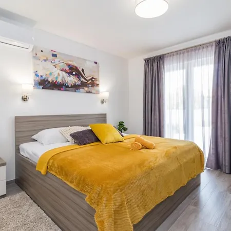 Horizon For 18 People Near With Large Garden And Children Playground Villa *