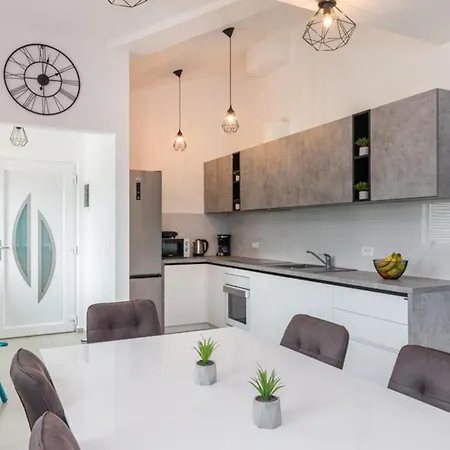 Horizon For 18 People Near With Large Garden And Children Playground Póla