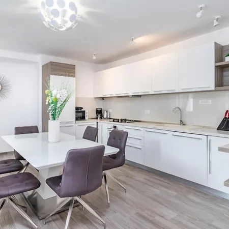 Horizon For 18 People Near With Large Garden And Children Playground Villa Póla