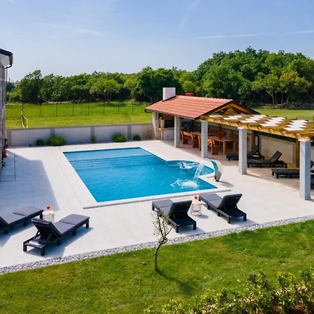 Horizon For 18 People Near With Large Garden And Children Playground Villa Póla