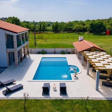Villa Horizon For 18 People Near With Large Garden And Children Playground Póla