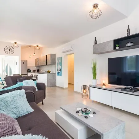 Horizon For 18 People Near With Large Garden And Children Playground Villa *