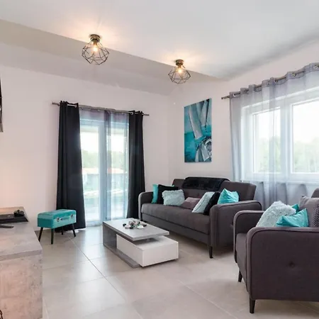 Horizon For 18 People Near With Large Garden And Children Playground Villa *
