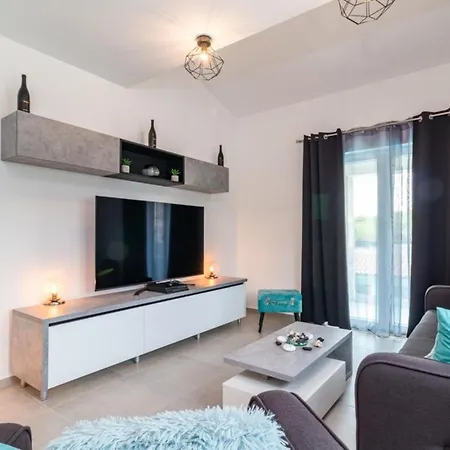 Horizon For 18 People Near With Large Garden And Children Playground Villa Pula