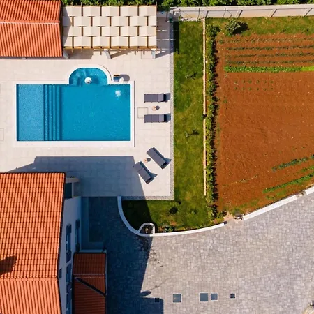 Horizon For 18 People Near With Large Garden And Children Playground * Pula