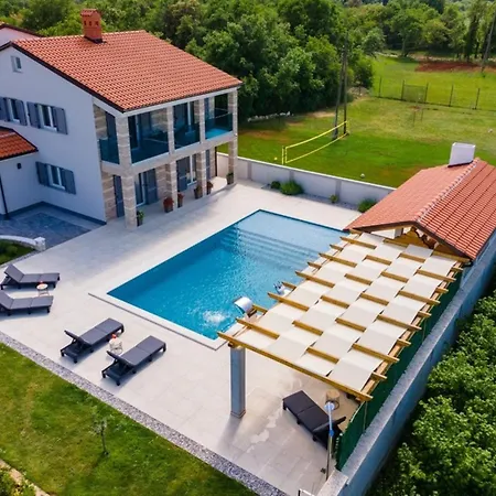Horizon For 18 People Near With Large Garden And Children Playground Villa *